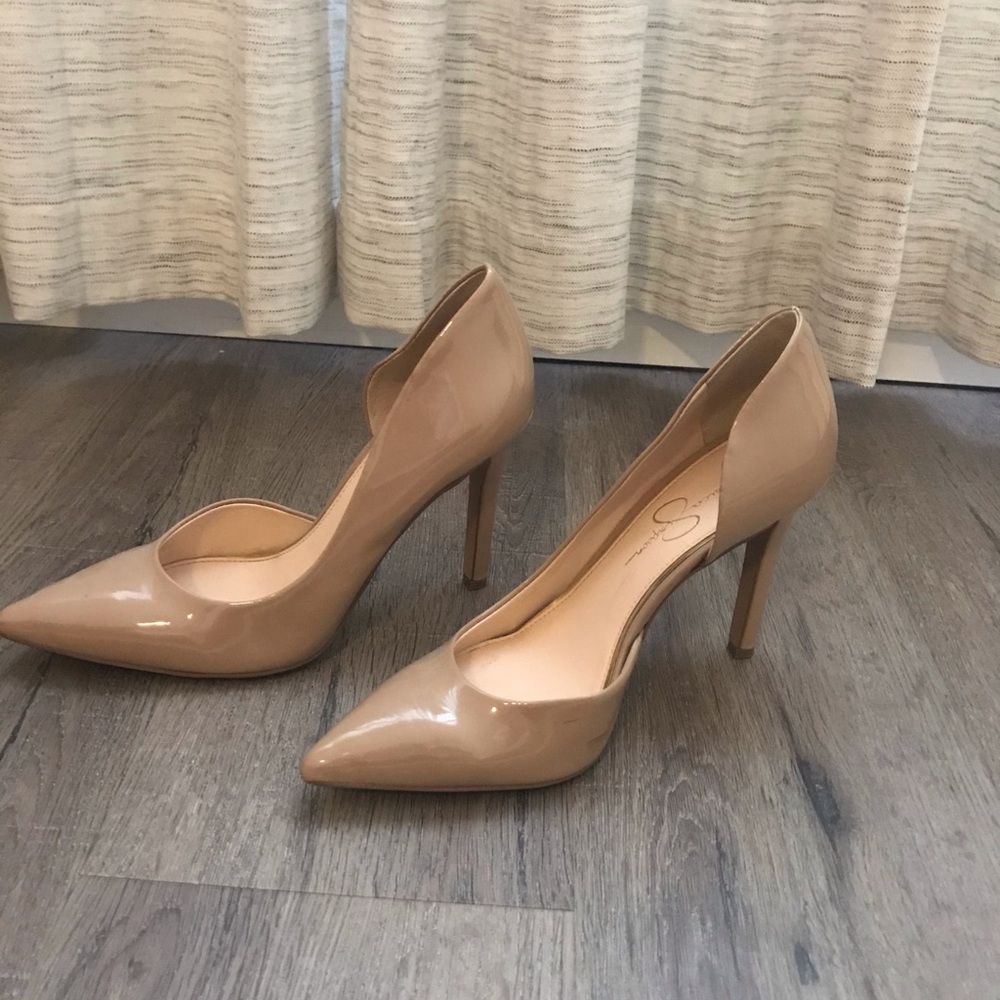Nude pumps